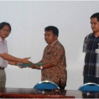 Universitas Kuningan (Uniku), Dr H Iskandar MM  sat memberikan santunan kepada ahli waris mahasiswa Uniku yang meninggal akibat kecelakaan.